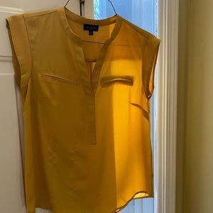 Cute blouse, never worn!